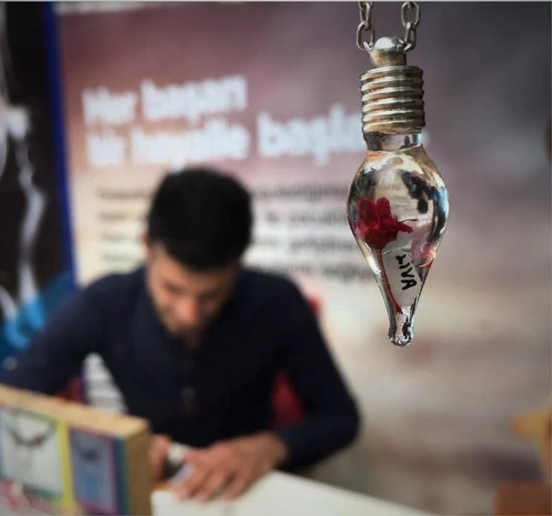 Ekmeğini pirinç tanelerinden kazanıyor
