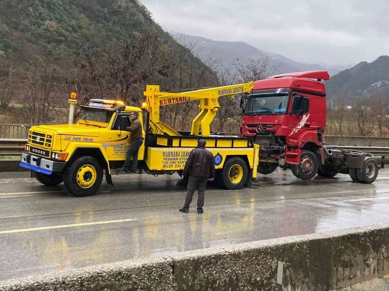 D650’de bariyerleri aşan tır karşı şeride geçti: 2 yaralı

