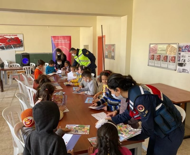 Jandarma ekipleri tarafından öğrencilere bilgilendirme faaliyeti
