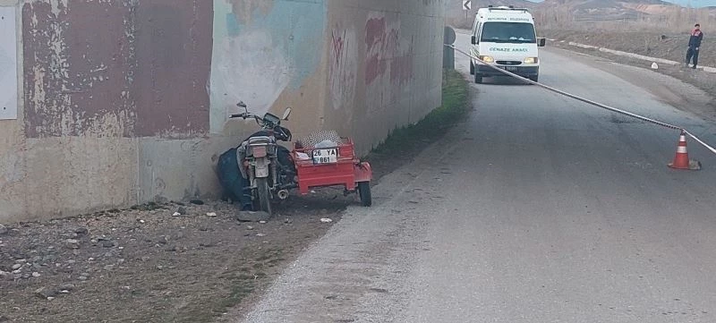 Motosikletiyle hızlı tren alt geçidinin duvarına çarpan sürücü hayatını kaybetti.