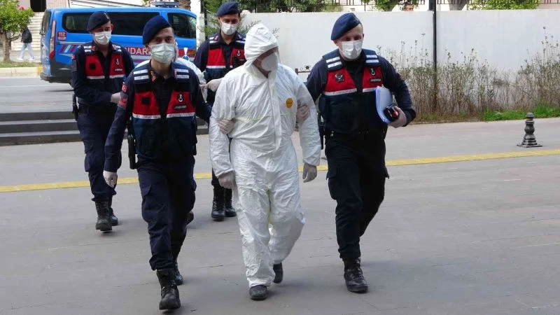 Covid-19 testleri pozitif çıktı, adliyeye tulumlu getirildiler
