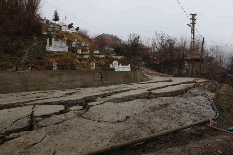Heyelan nedeniyle zarar gören 21 mezarın yeri değiştirilecek
