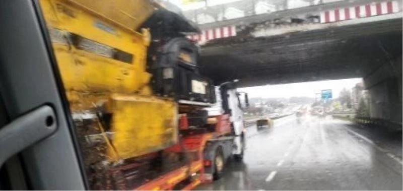 Yüksekliği hesaplayamayınca beton üst geçide çarptı
