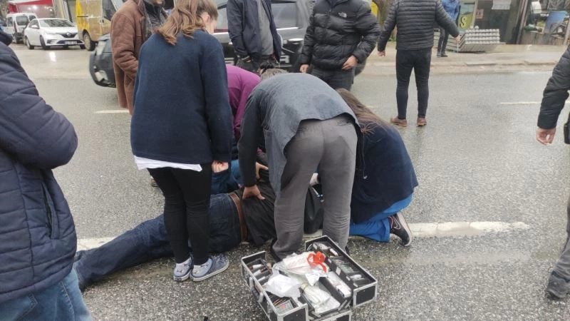 Baba oğula hafif ticari araç çarptı: 2 yaralı
