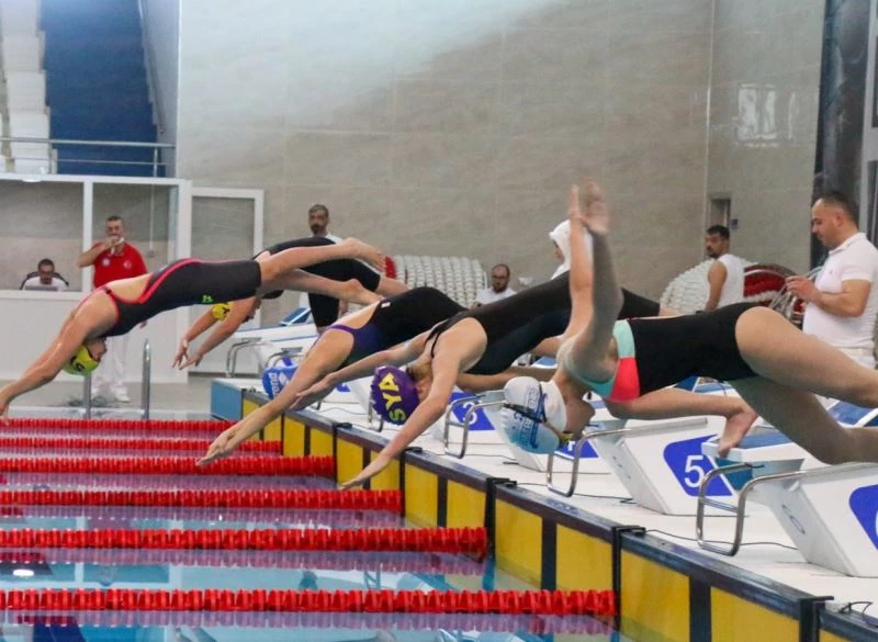 Yüzme yarışları büyük heyecana sahne oldu
