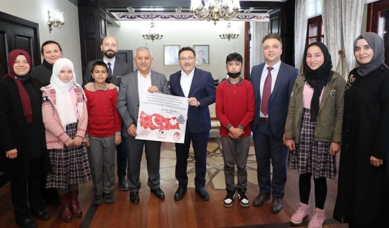 Vali Çiçek, okul gazetesi için röportaj verdi
