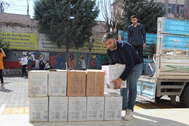 Genç çiftten örnek davranış: 50 okula 40 bin adet dezenfektan bağış

