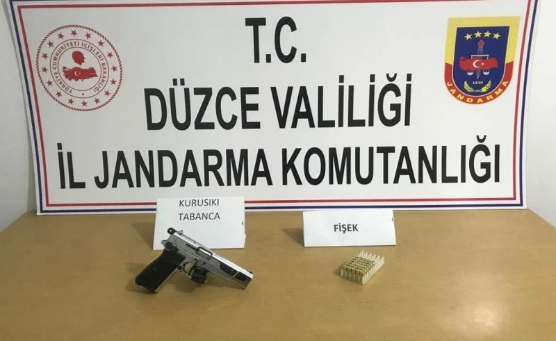 Fabrikaya kurusıkı tabancayla girmeye çalışınca yakalandı
