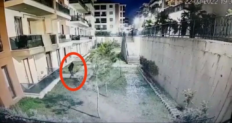 Palalı örümcek adam 5.kattan aşağıya böyle indi...
