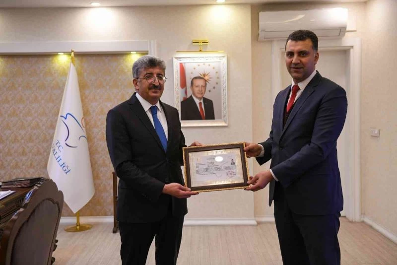 Vali Bilmez’den Kaymakam Savar’a başarı belgesi
