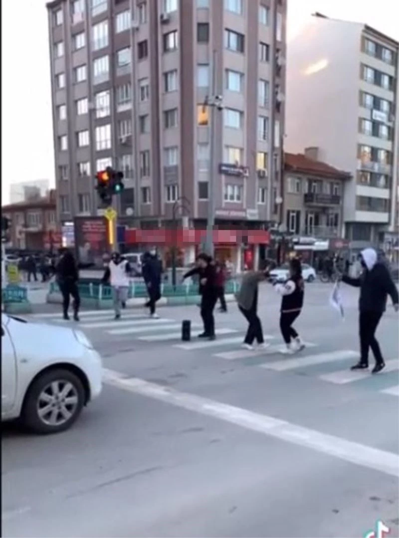 Trafik ışıklarında oyun havası oynadılar
