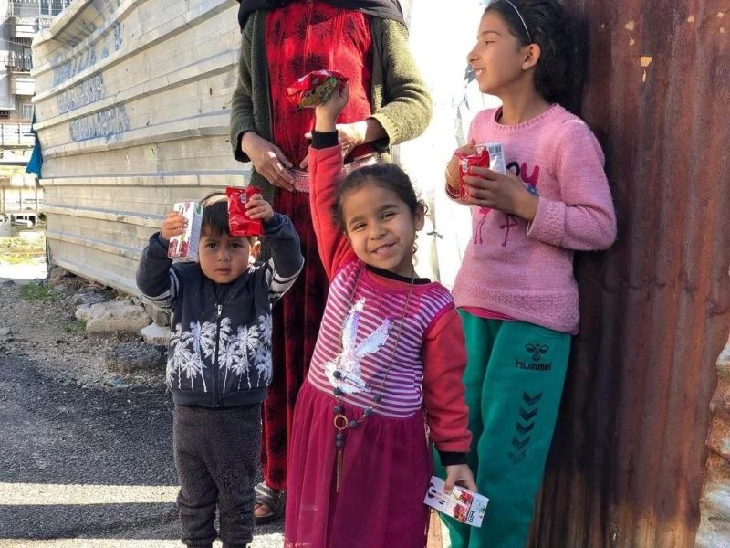 Her hafta çocuklara kek ve meyve suyu dağıtıyor
