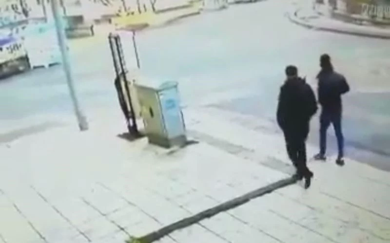 Beraber yürüdüğü arkadaşını bıçakladı
