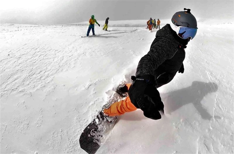 Van’daki snowboard tutkunlarından nefes kesen gösteri
