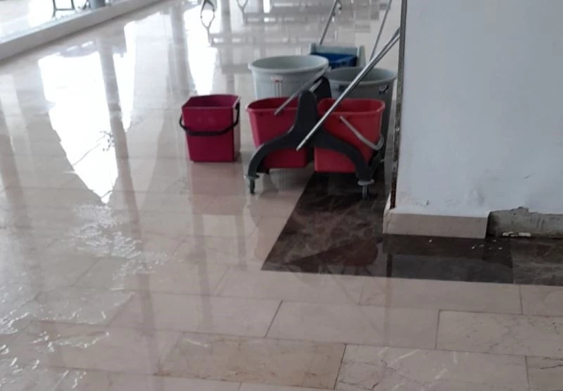 Otogarın önce alçı tavanı çöktü, şimdi de çatısı akıyor
