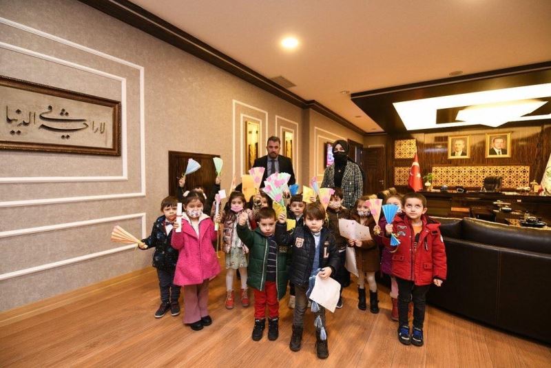 Nezaket Okulu öğrencilerinden Başkan Çetin’e sürpriz ziyaret

