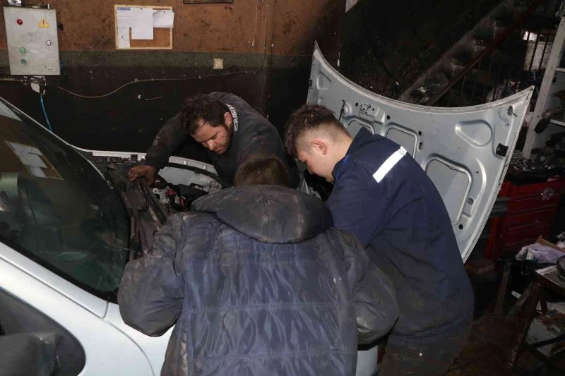 Geleceğin ustaları hem okuyor hem de çalışarak aile bütçelerine katkı sağlıyor
