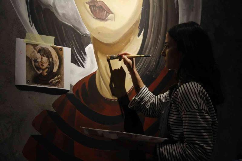 Duvarlar genç sanatçının fırça darbeleriyle güzelleşiyor
