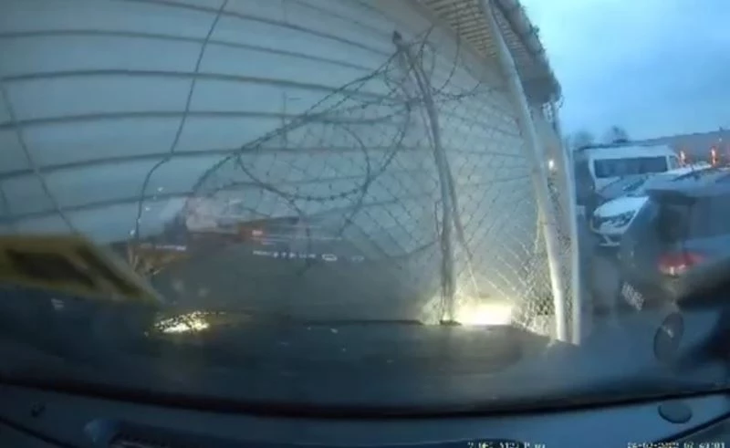 Bursa’da kontrolden çıkan cipin kaza anı kameraya yansıdı
