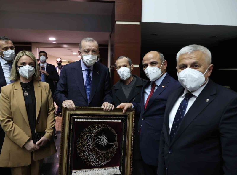 Cumhurbaşkanı Erdoğan’a Hereke halısı ve el yazması Kuran-ı Kerim takdim edildi
