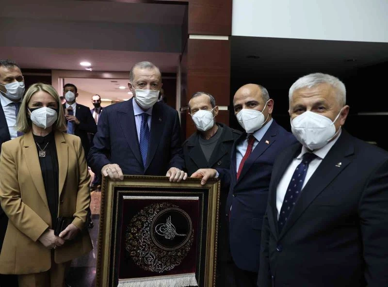 Cumhurbaşkanı Erdoğan’a Hereke halısı ve el yazması Kuran-ı Kerim takdim edildi
