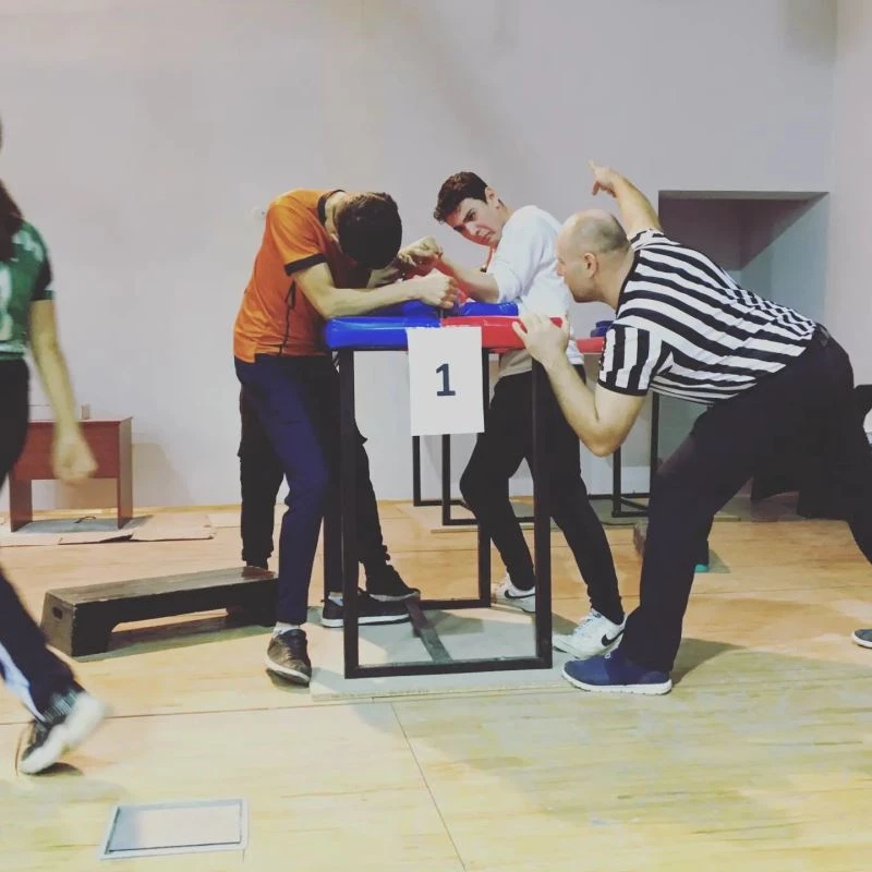 Köprüören Tek Termik Ortaokulu öğrencilerinin bilek güreşi başarısı
