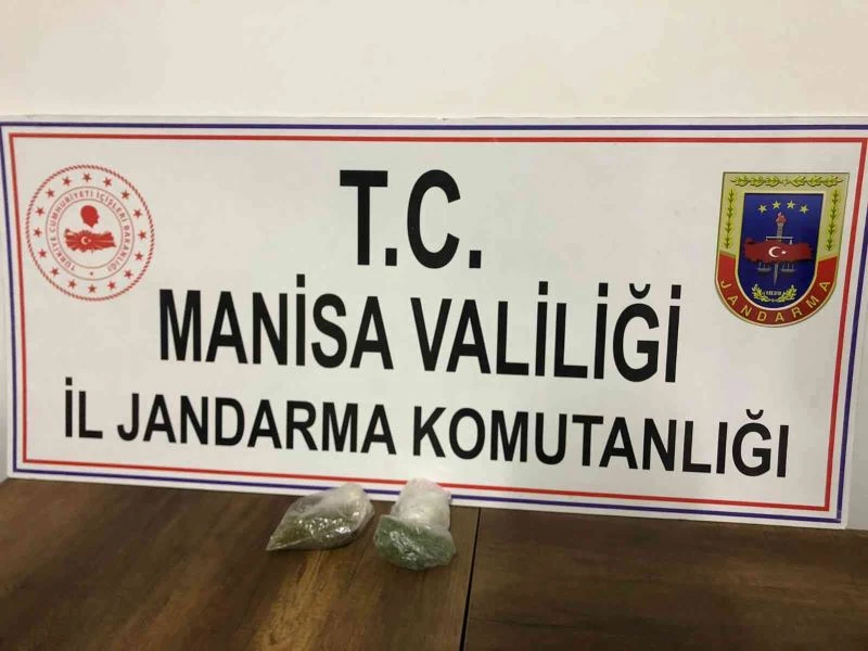 Şüphe üzerine durdurulan araçta esrarla yakalandılar
