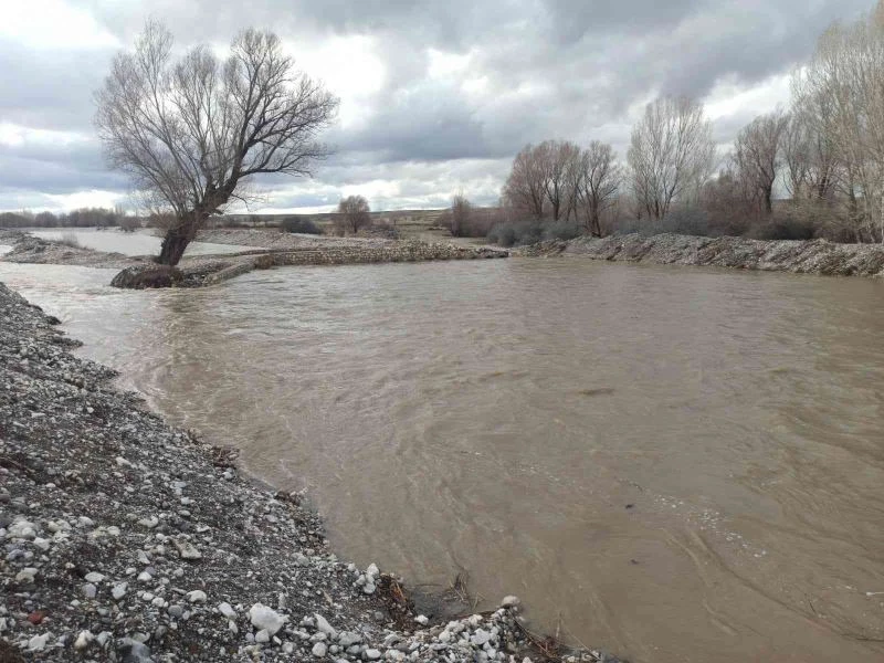 Eriyen karlar Söğütlü Çayı’nı coşturdu
