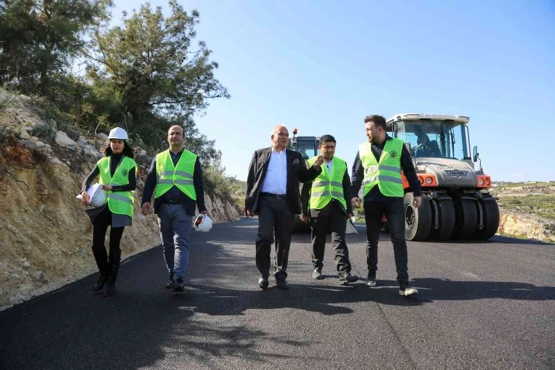 Erdemli Belediyesi, yaptığı yolarla üretimin önündeki engelleri kaldırıyor
