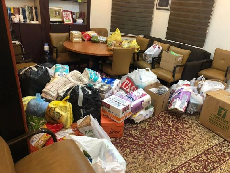 Vatandaşlardan Ukrayna Büyükelçiliğine insani yardım malzemesi
