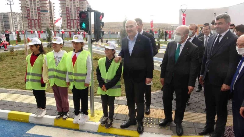 İçişleri Bakanı Soylu, trafik eğitim parkını ziyaret etti
