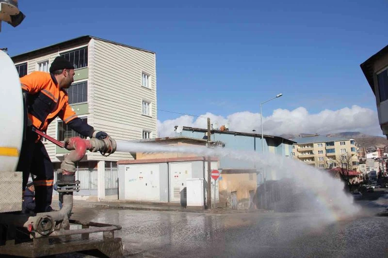 Oltu caddelerinde bahar temizliği
