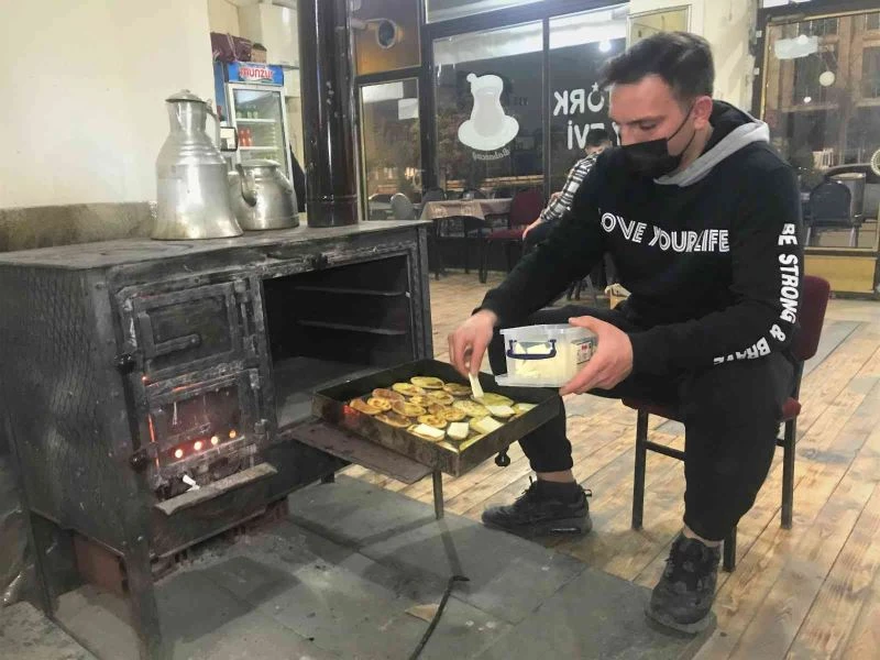 Erzincan’da soğuk kış gecelerinin vazgeçilmez lezzeti kaşarlı patates
