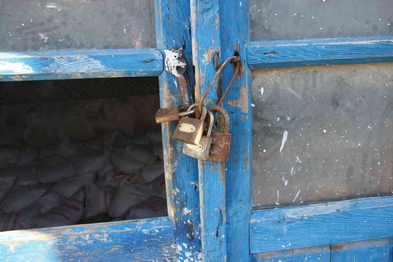 Tahta kapıdaki 4 kilit görenleri gülümsetti
