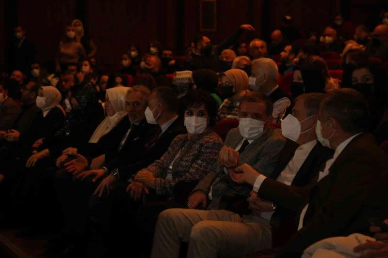 İskender Pala yazdı, Hülya Koçyiğit hayran kaldi
