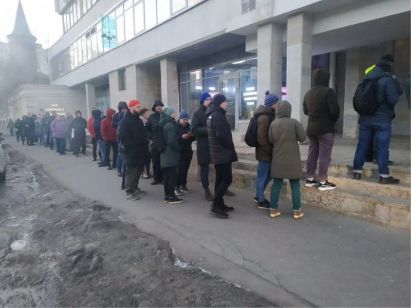 Ruslar bankamatiklere akın etti
