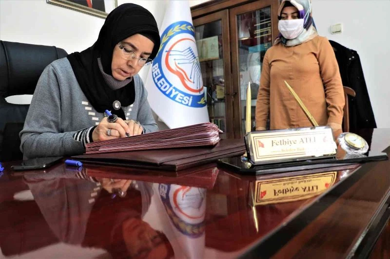 28 Şubat mağduru olan Türkiye’nin ilk başörtülü Belediye Başkanı Fethiye Atlı o süreci anlattı
