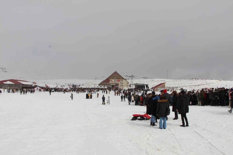 Hesarek Kayak Merkezi 2 ayda 120 bin kişiyi ağırladı
