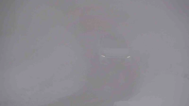 Yüksekova’ya sis çöktü: Göz gözü görmüyor
