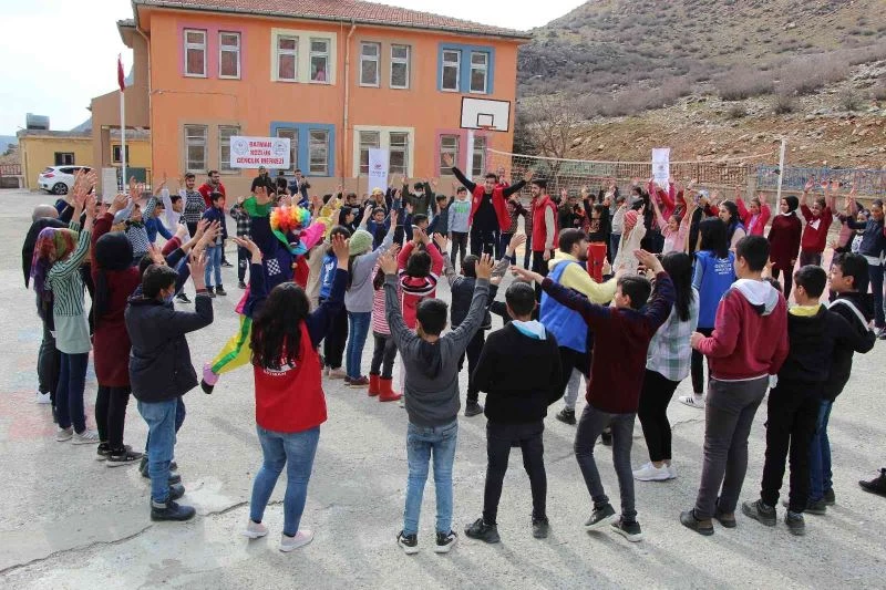 Dezavantajlı çocuklar mobil gençlik merkeziyle gönüllerince eğlendi
