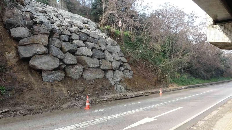 Yamaçta heyelana yol açan yağmur suyuna çözüm bulunacak
