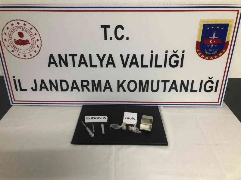 Jandarma ekiplerinin şüphelendiği 2 kişinin üzerinde eroin bulundu
