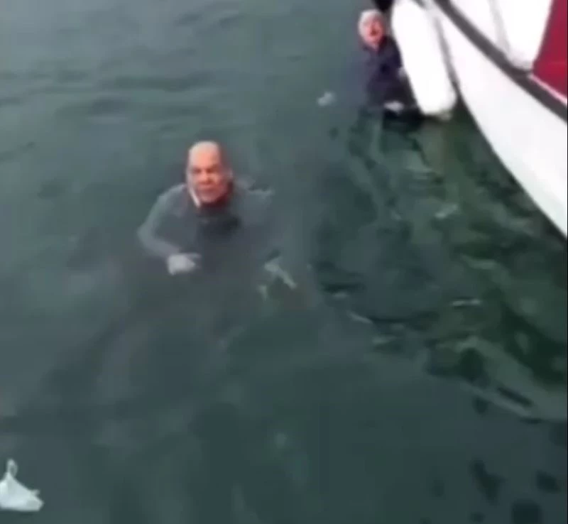 El ele tutuşup denize atlayan yaşlı çifti vatandaşlar kurtardı
