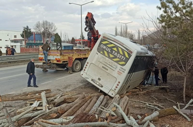 Servis minibüsünün altında kalan lise öğrencisi yaşamını yitirdi
