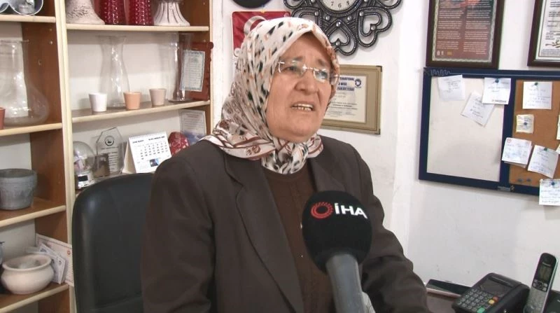 28 Şubat’ta öğrencilerin dükkanına sığınarak namaz kıldığı kadın o anları anlattı
