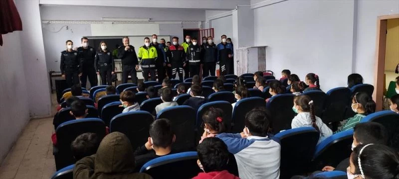 Tarsus Emniyet Müdürü Ebubekir Fil, öğrencilerle buluştu