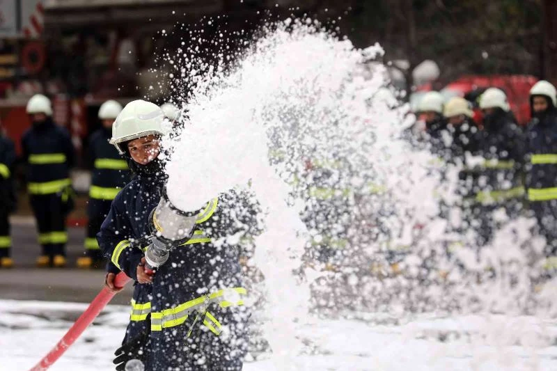 125 genç itfaiyecinin gerçeği aratmayan hazırlık eğitimi
