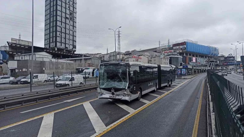 Freni tutmayan metrobüs önündeki araca çarptı; 7 yaralı
