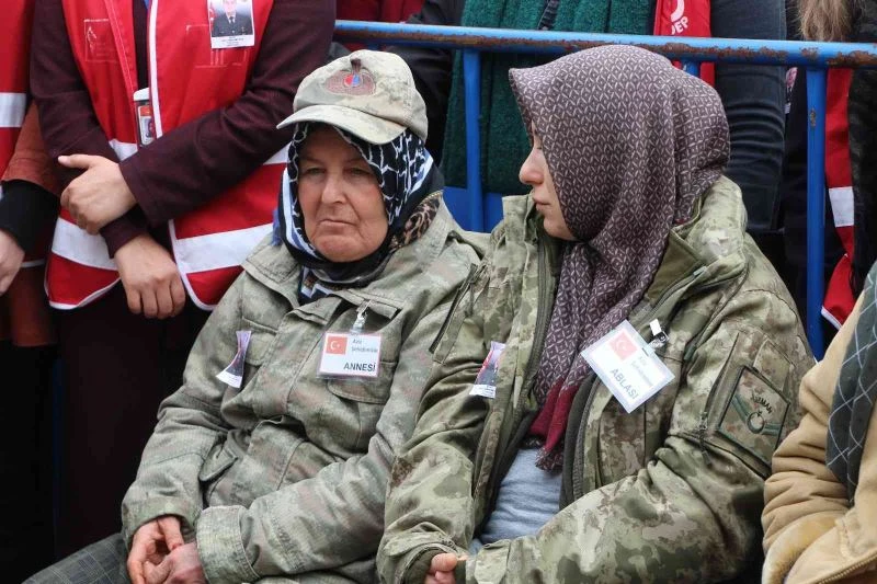 Annesi ve ablası kamuflajını giydi... Hataylı şehit son yolculuğuna uğurlandı
