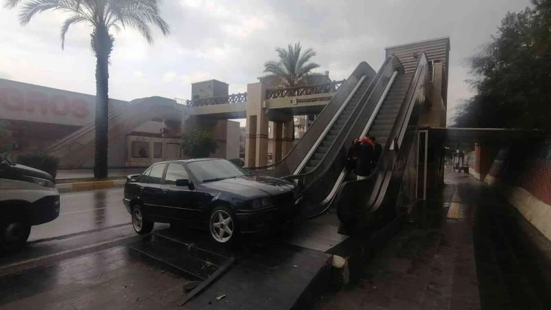 Kayganlaşan yolda direksiyon hakimiyetini kaybetti, yürüyen merdivene çarparak durabildi
